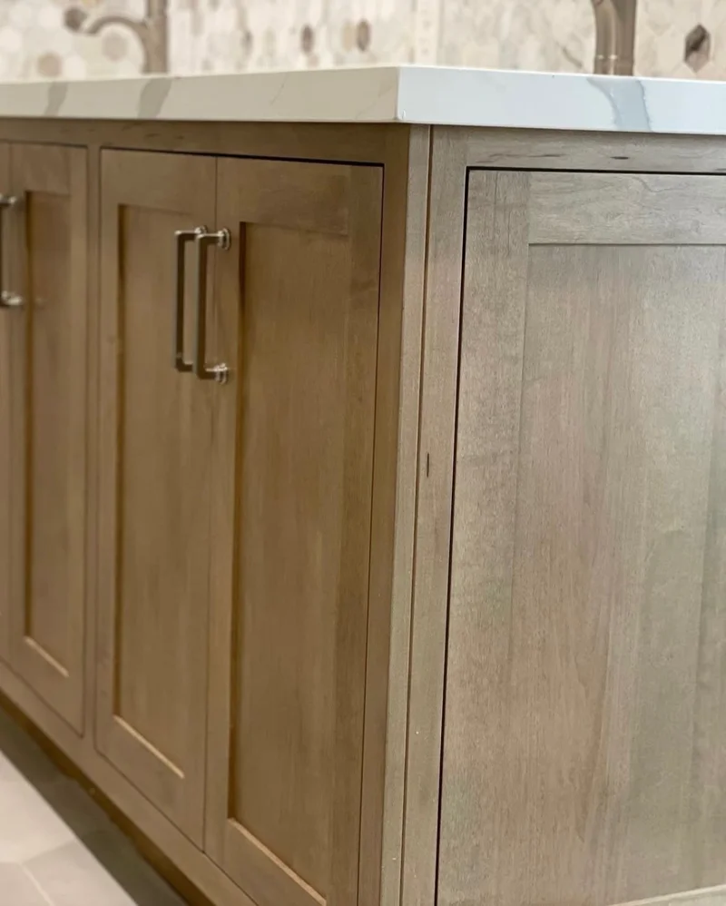 Gabinetes de lavabo en roble natural con tiradores de latón