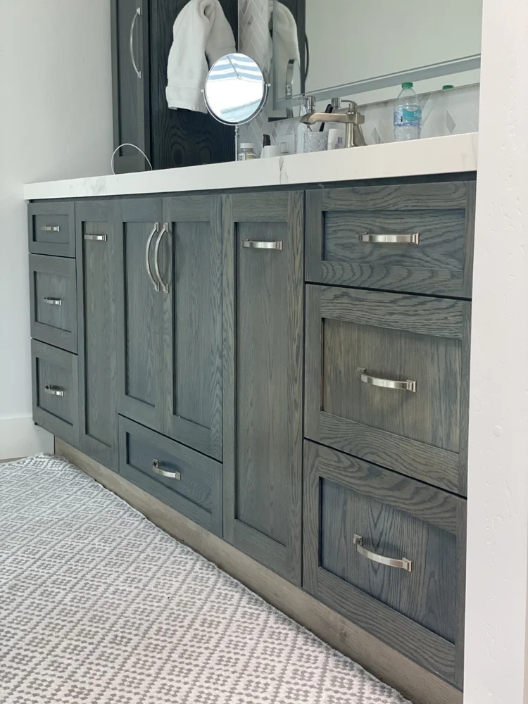 Gabinetes de baño color pizarra con tiradores plateados