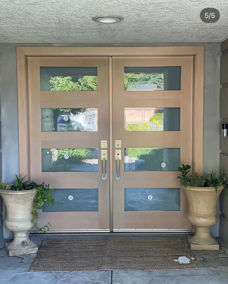 Puertas dobles de madera con paneles horizontales de vidrio