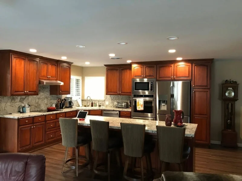 Cocina con gabinetes de madera cálida e isla central